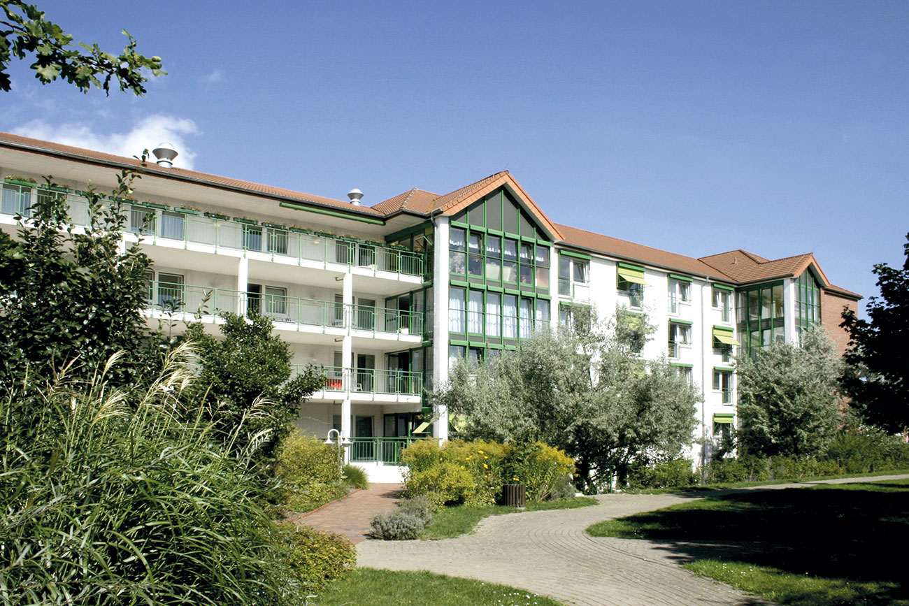Haus Charlottenhof Peine: Stationäre Pflege, Kurzzeitpflege, Verhinderungspflege und Demenzpflege in zentraler, ruhiger Lage. Jetzt Pflegeplatz anfragen.
