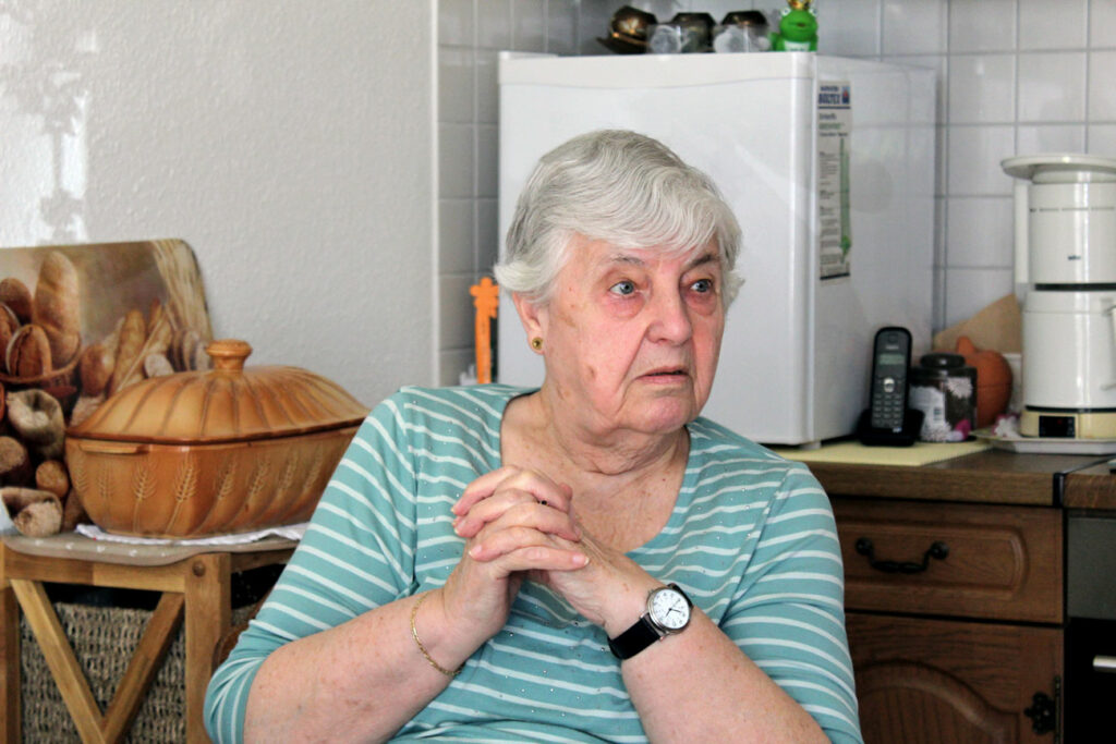 Seniorin blüht in vertrauter Umgebung auf