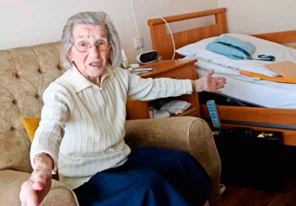 Seniorin mit ausgesteckten offenen Armen