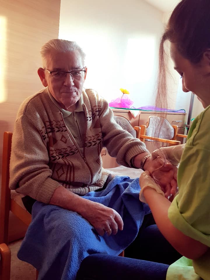 Senior wir von Pflegerin behandelt