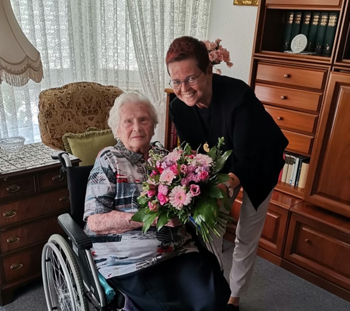 Einrichtungsleiterin Barbara Ilchmann und ihre 99-jährige Bewohnerin Lieselotte Arnold.