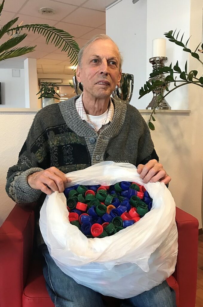 Reinhard Rehnelt, Bewohner im Haus Evergreen Butzbach, sammelt Plastikkapseln für den guten Zweck.