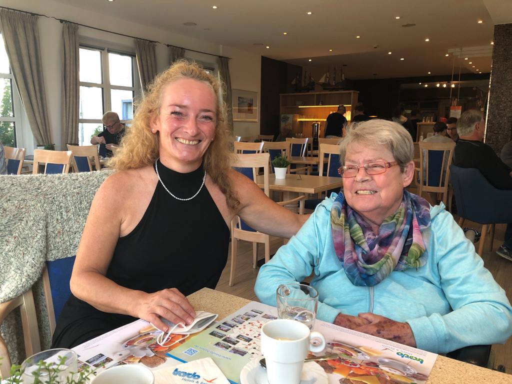 Begleiterin Anja und Bewohnerin Christa Hahnkammer aus dem Haus Evergreen in Butzbach.