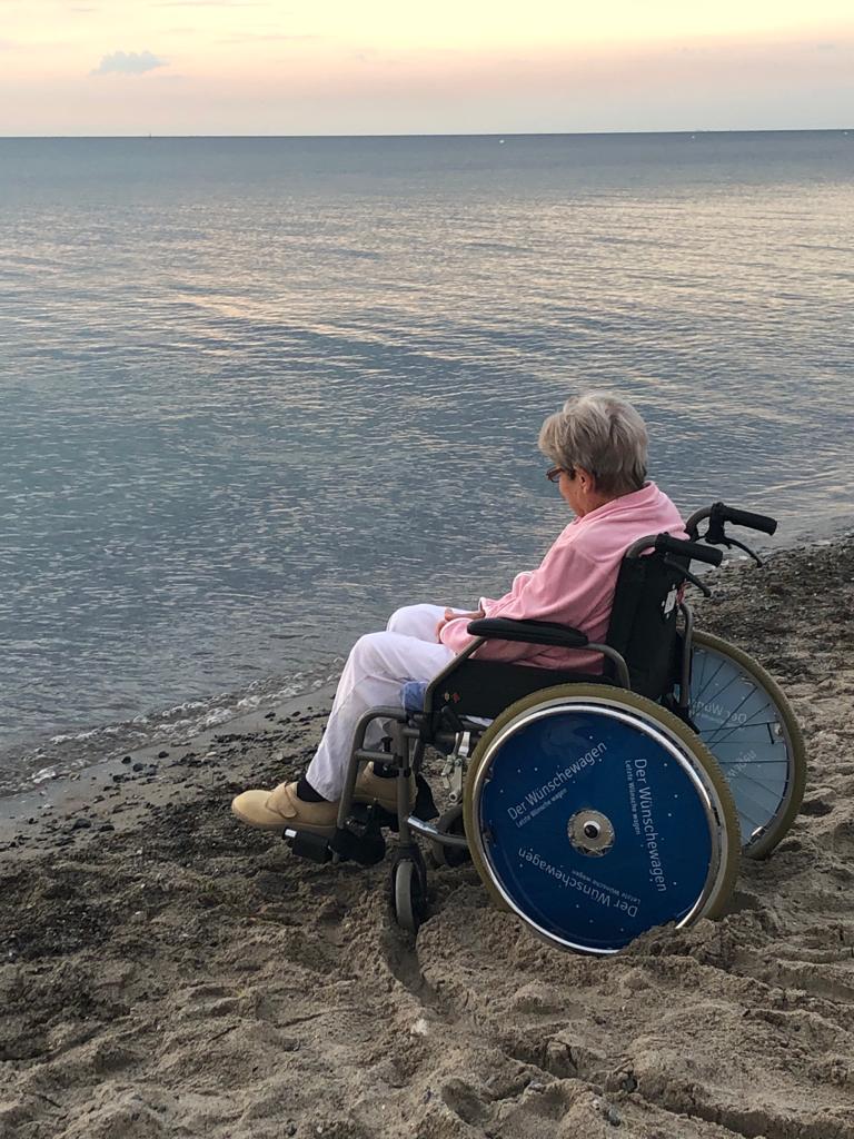 Der Wunsch von Bewohnerin Christa aus dem Haus Evergreen in Butzbach ging endlich in Erfüllung: Noch einmal am Meer sein und den Anblick des Wassers genießen.
