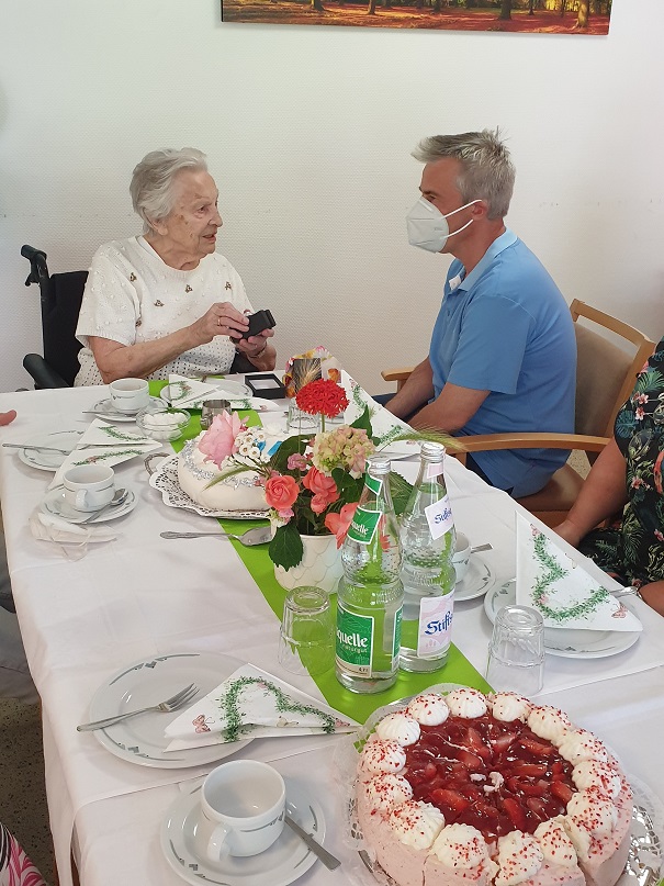 korian-lindenhof-moenchengladbach-frau-heynen-blindenuhr