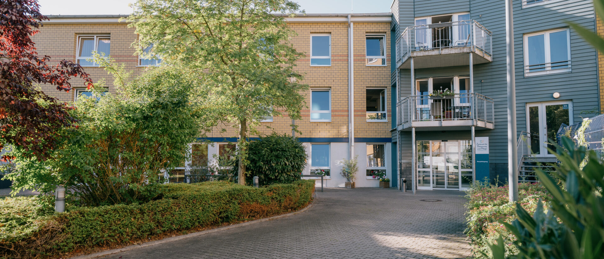 Außenansicht und Eingangsbereich des Betreuten Wohnens im Zentrum für Betreuung und Pflege Sonnengarten in Essen