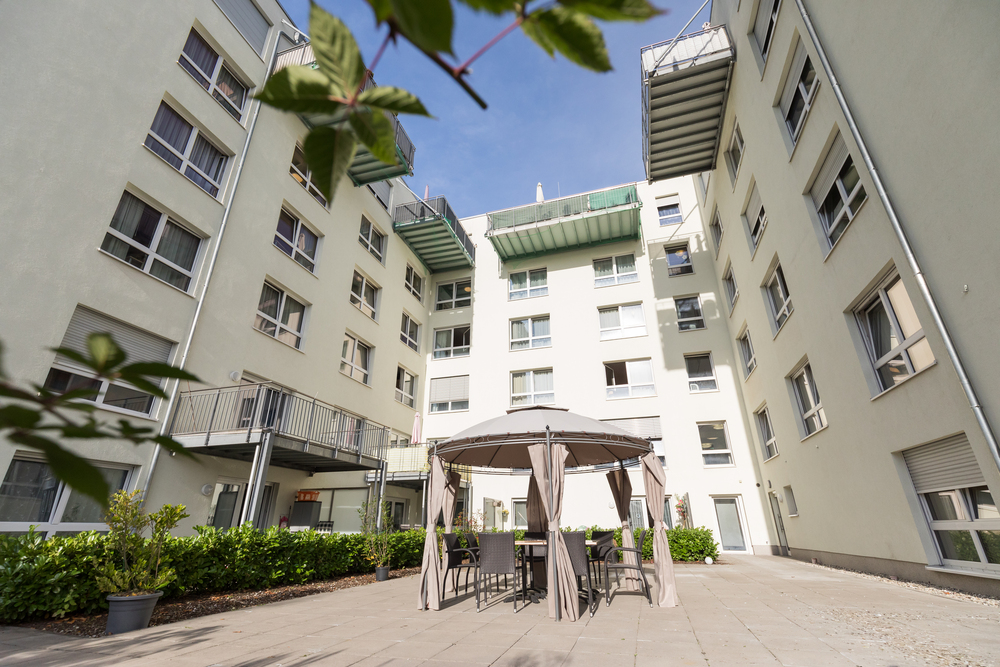 Innenhof mit Sitzbereich und Pflanzen im Zentrum für Betreuung und Pflege Evergreen Neunkirchen Saar