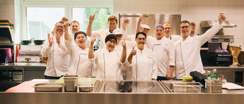 Die Küchenteams beim großen Live-Kochfinale 2025 n der Nestlé Showküche in Frankfurt.