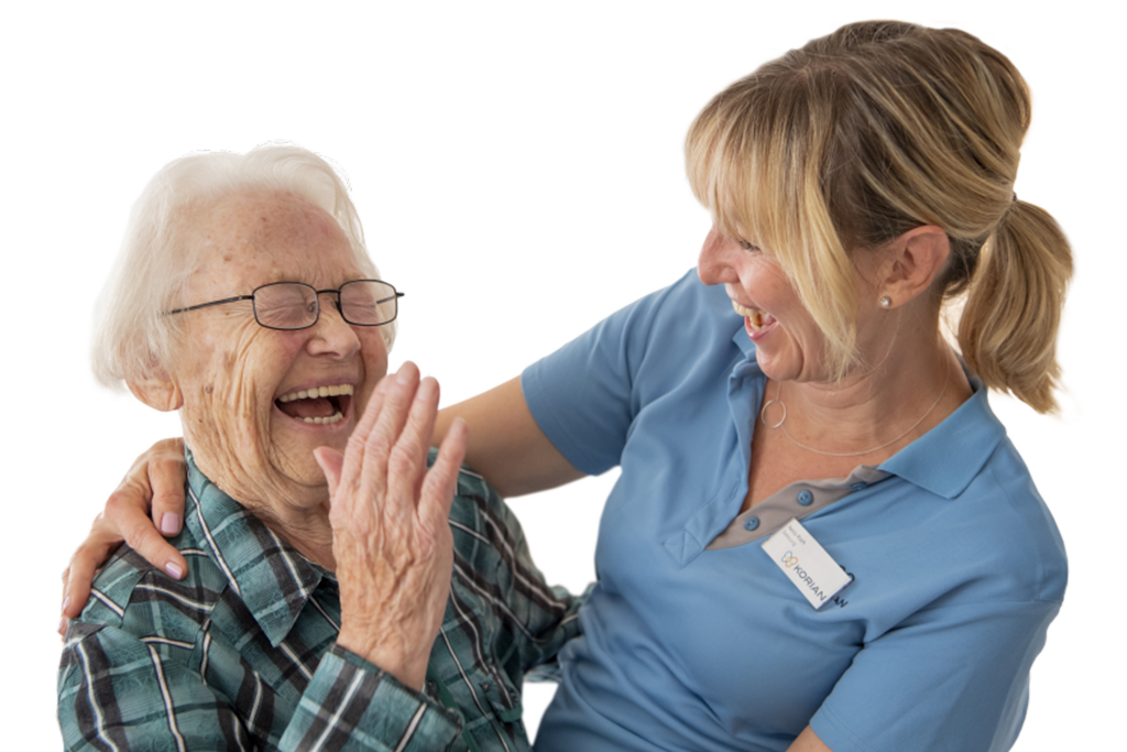 Seniorin und Angehörige im Gemeinschaftsraum einer Korian Einrichtung